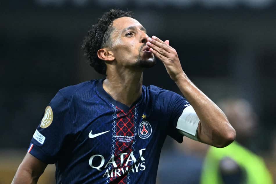 Marquinhos comemora classificação do PSG frente ao Bayern (Foto: PATRICIA DE MELO MOREIRA / AFP)