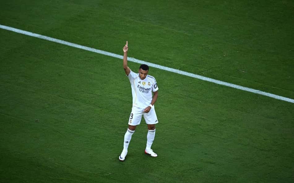 Mbappé reencontra o PSG em meio a polêmica judicial