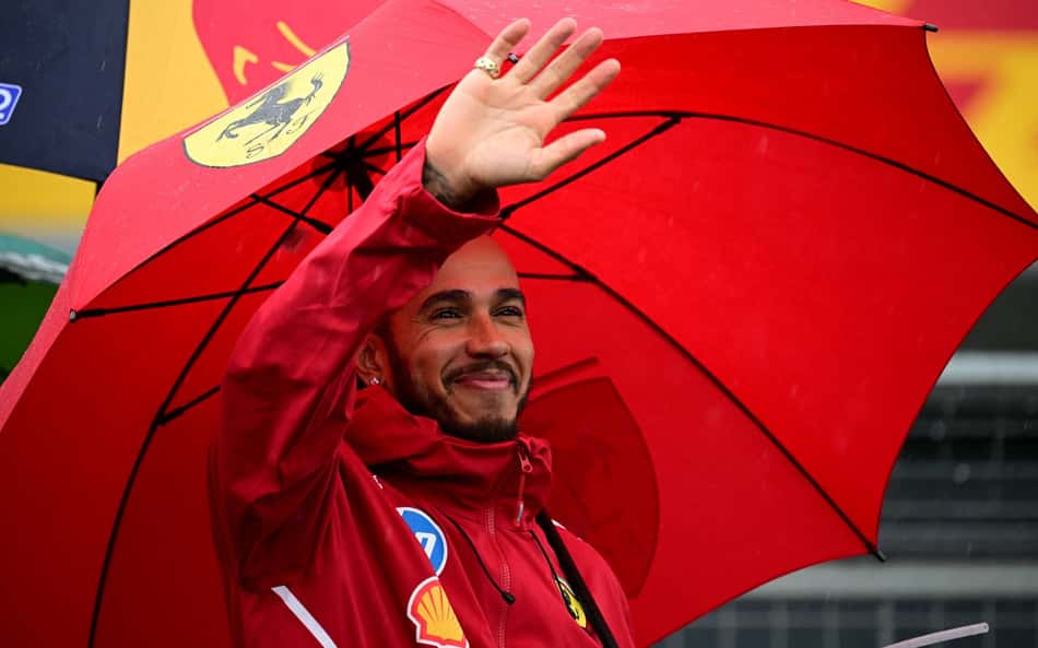 Hamilton torce por carro estável da Ferrari, mas avalia: 'Não estou pilotando tão mal'
