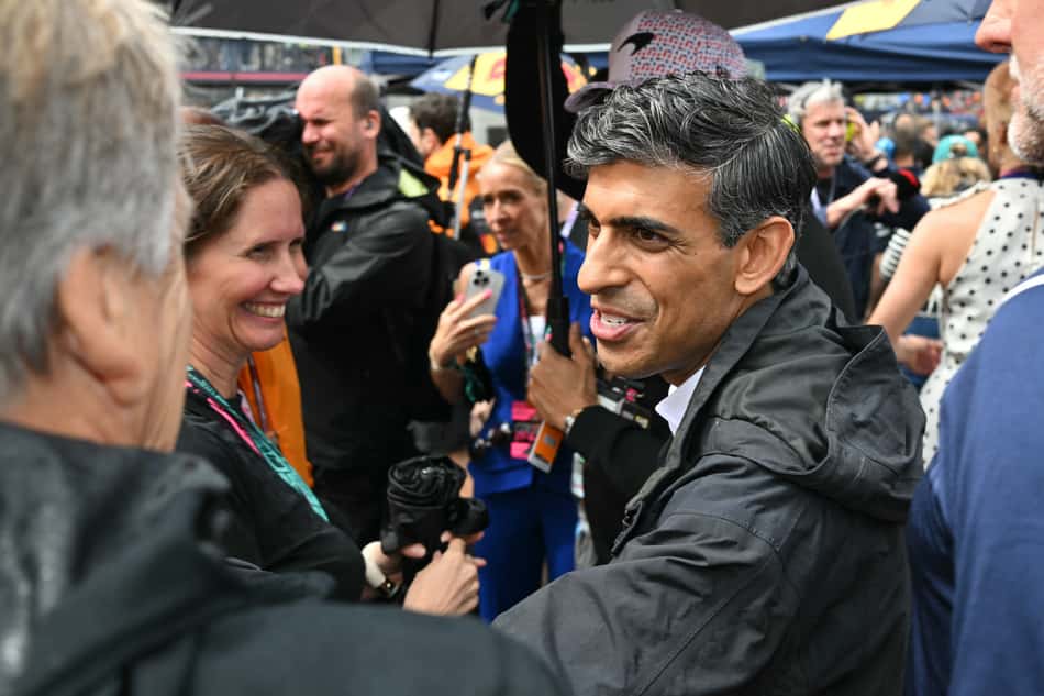 Primeiro Ministro Rishi Sunak assiste ao GP da Inglaterra (foto: Andrej ISAKOVIC / AFP)