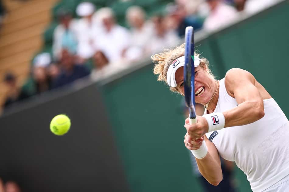 Aos 37 anos, Laura Siegemund é parceira de duplas da brasileira Bia Haddad (Foto: HENRY NICHOLLS / AFP) / RESTRICTED TO EDITORIAL USE