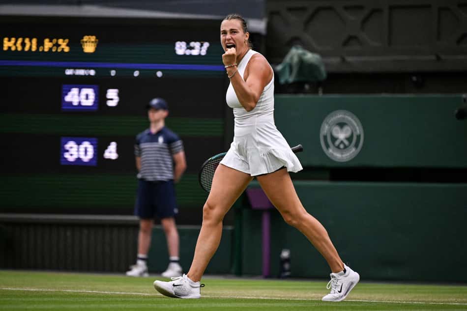 A bielorrussa Aryna Sabalenka comemora ponto na vitória sobre a belga Elise Mertens (Foto: Kirill KUDRYAVTSEV / AFP)