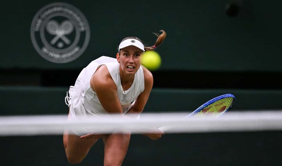 A belga Elise Mertens saca contra a bielorrussa Aryna Sabalenka (Foto: Kirill KUDRYAVTSEV / AFP)