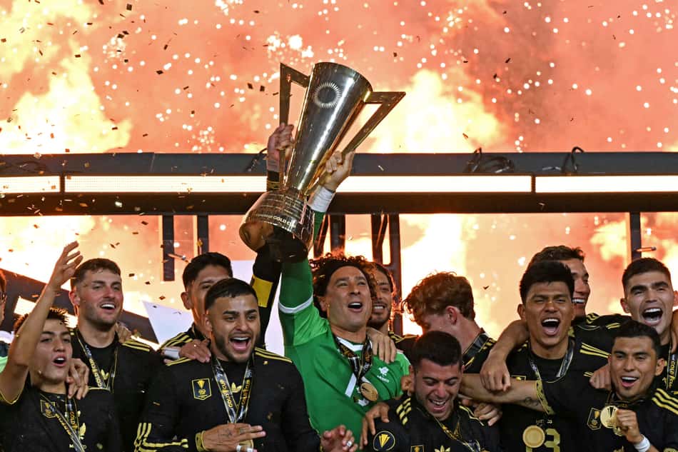 Ochoa e México celebram título da Copa Ouro (Foto: Chandan Khanna / AFP)
