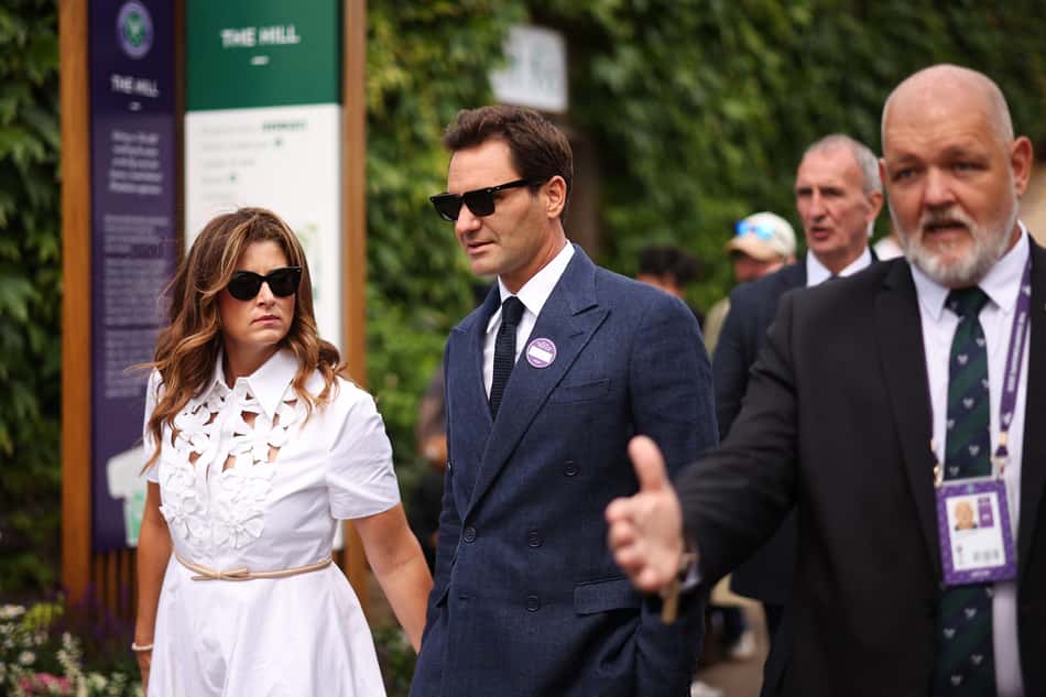 Recordista de títulos (8), Roger Federer chega a Wimbledon (Foto: HENRY NICHOLLS / AFP)