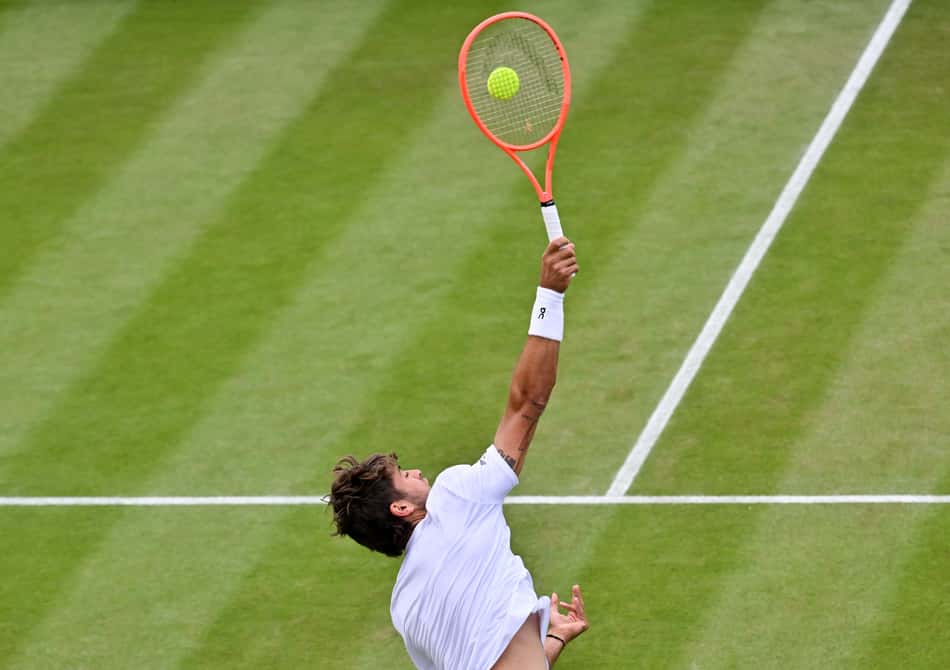 O italaino Flavio Cobolli saca na partida contra o croata Marin Cilic (Foto: Glyn KIRK / AFP)