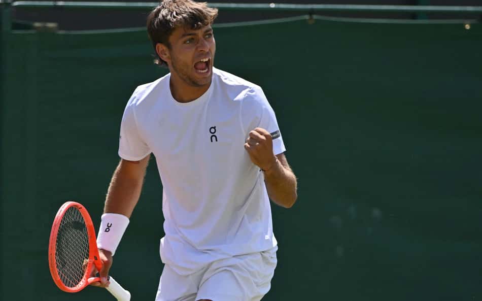 Primeiro algoz de João Fonseca na grama faz história em Wimbledon
