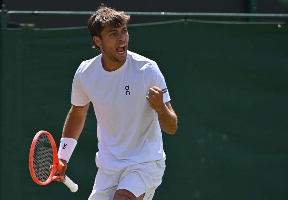 O italiano Flavio Cobolli comemora ponto na partida contra o croata Marin Cilic (Glyn KIRK / AFP)