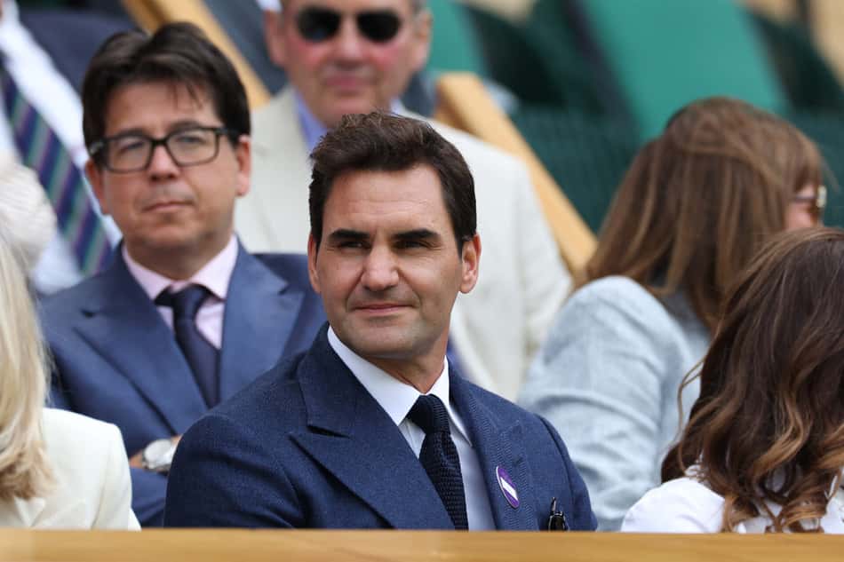 Federer assiste ao jogo entre o australiano Alex De Minaur e o sérvio Novak Djokovic (Foto: Adrian Dennis / AFP)