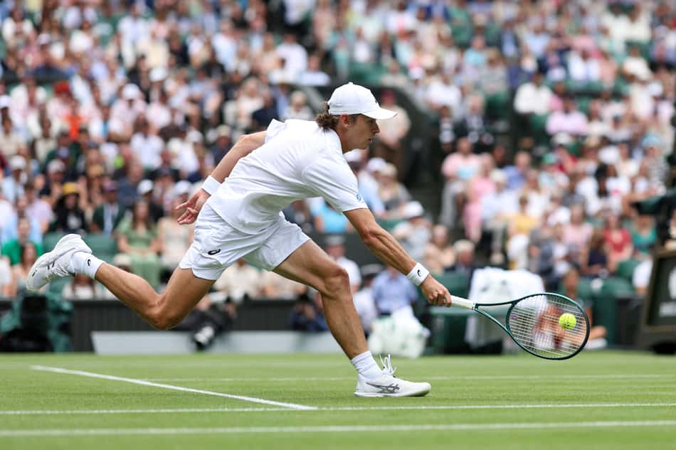 O australiano Alex De Minaur na partida contra o sérvio Novak Djokovic (Foto: Adrian Dennis / AFP)