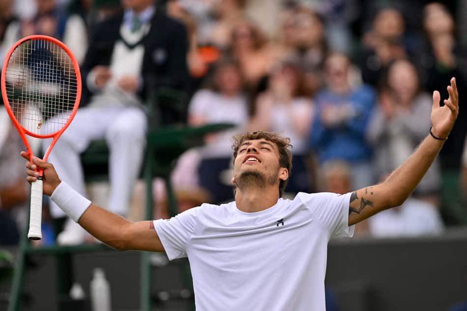 A emoção do italiano Flavio Cobolli com a inédita vaga às quartas de final de um Grand Slam (Foto: Glyn KIRK / AFP)
