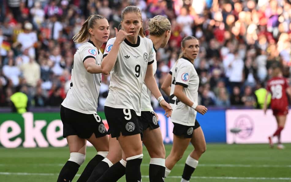 Alemanha vence Dinamarca de virada e encaminha classificação na Eurocopa Feminina