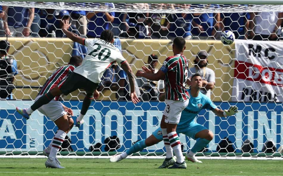 Herói do Chelsea contra o Fluminense, João Pedro segue como carrasco de Fábio
