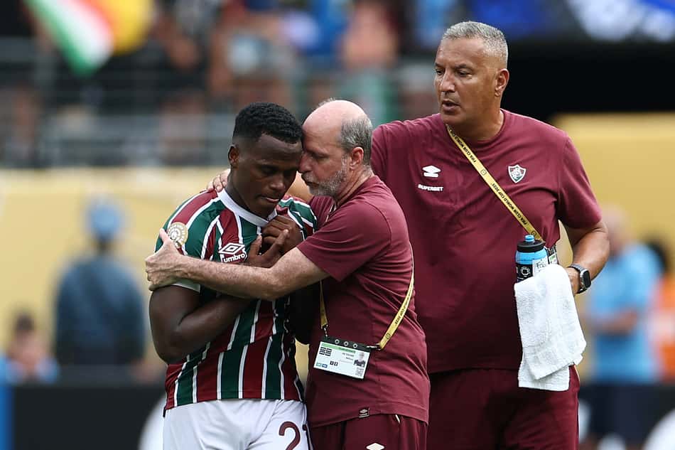 Jhon Arias é consolado em Fluminense x Chelsea