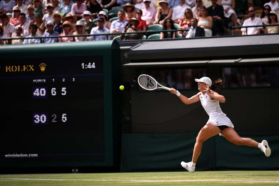 Nesta quarta, Iga Swiatek derrotou a russa Liudmila Samsonova Foto: HENRY NICHOLLS / AFP)