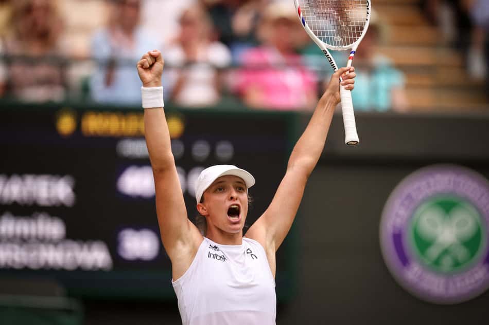 A emoção da polonesa Iga Swiatek com a inédita vaga às semifinais de Wimbledon (Foto: HENRY NICHOLLS / AFP)