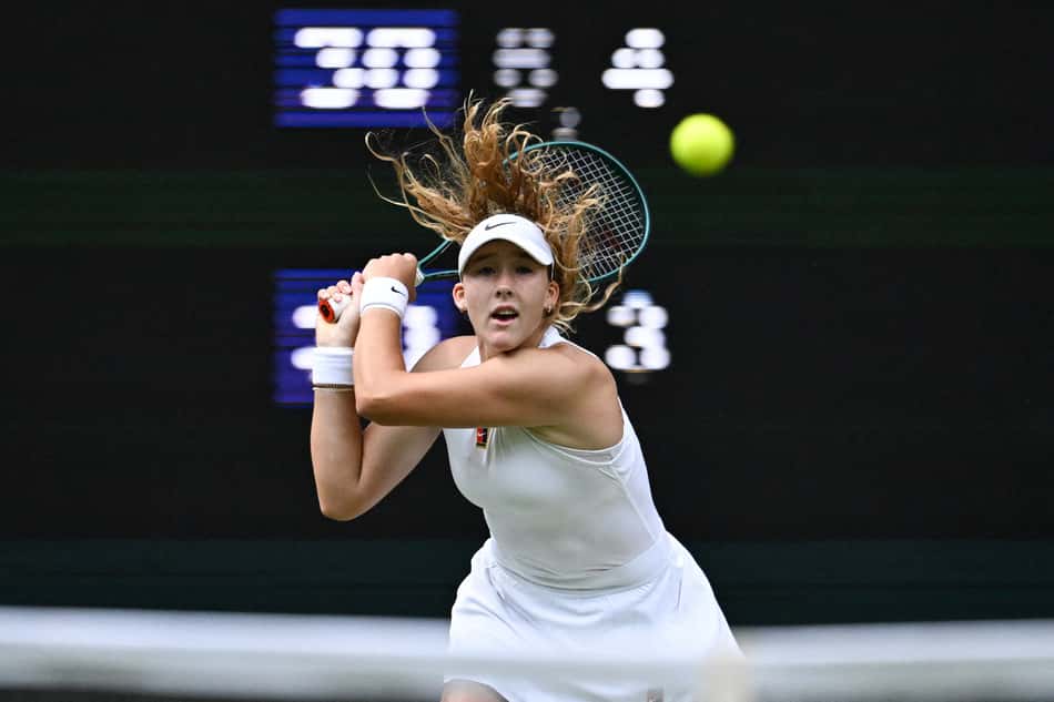 A russa Mirra Andreeva devolve de backhand para a suiça Belinda Bencic (Foto: Kirill KUDRYAVTSEV / AFP)