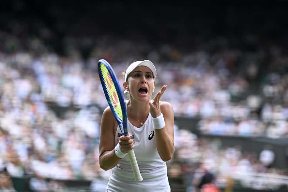 A suíça Belinda Bencic se irrita na partida contra Andreeva (Foto: Kirill KUDRYAVTSEV / AFP)