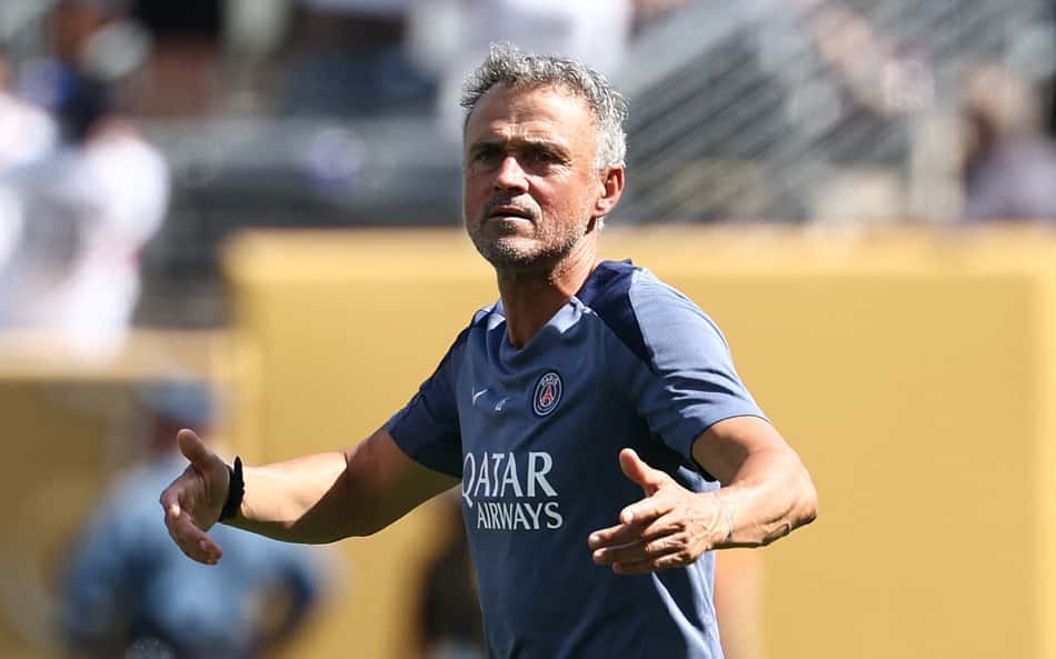 Luis Enrique na beira do campo em PSG x Real Madrid (Foto: FRANCK FIFE / AFP)