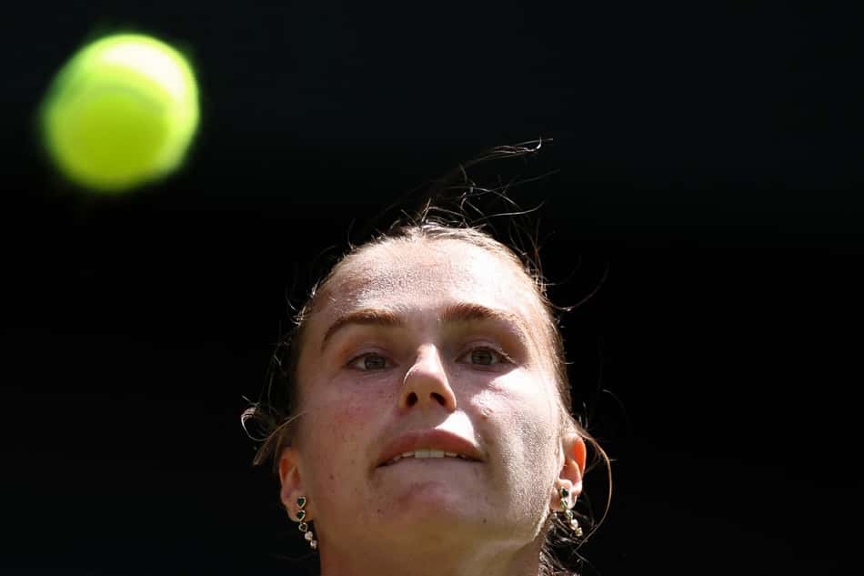 Líder do ranking, Aryna Sabalenka busca a primeira final de Wimbledon (Foto: HENRY NICHOLLS / AFP)