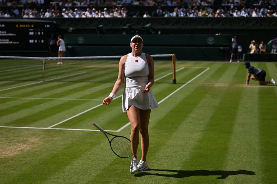 A americana Amanda Anisimova joga a raquete na partida contra a bielorrussa Aryna Sabalenka (FOto: Glyn KIRK / AFP)
