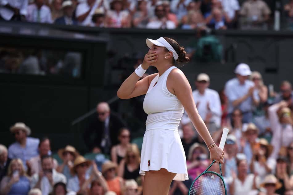 A emoção de Amanda Anisimova com a vitória sobre Sabalenka em Londres (Foto: HENRY NICHOLLS / AFP)