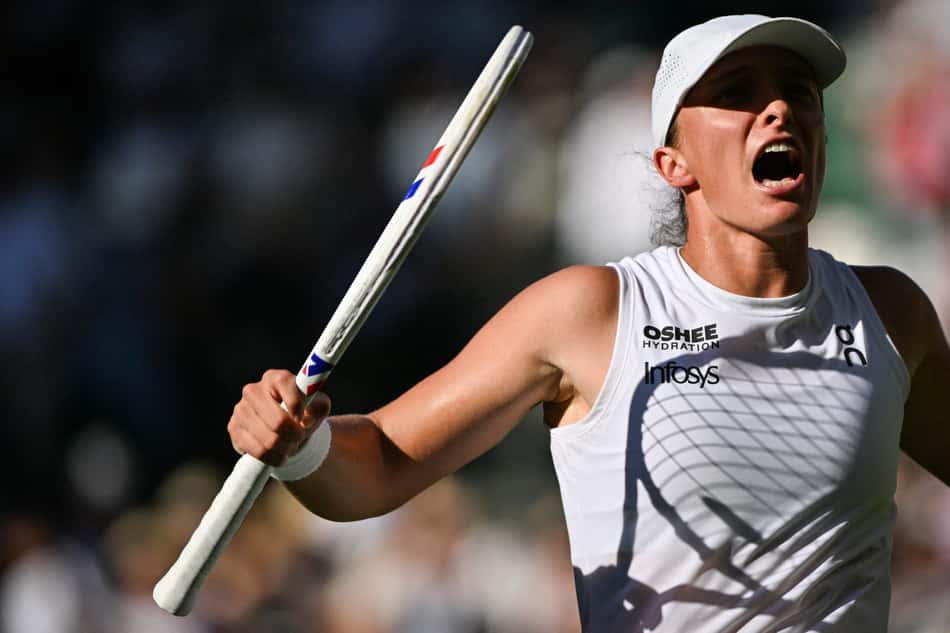 A polonesa Iga Swiatek celebra a vitória sobre a suíça Belinda Bencic em Wimbledon (Foto: Glyn KIRK / AFP)
