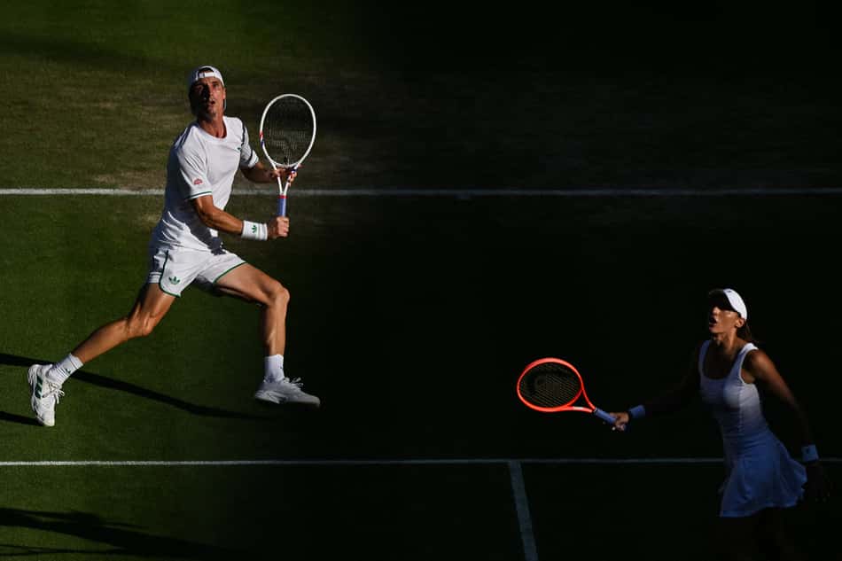 O britânico Joe Salisbury e a brasielira Luisa Stefani na final das duplas mistas de Wimbledon (Foto: Glyn KIRK / AFP)