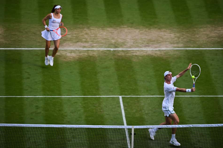 Primeira brasileira desde 1967 na final de Wimbledon, Stefani observa o voleio do parceiro, Joe Salisbury (Foto: Glyn KIRK / AFP)