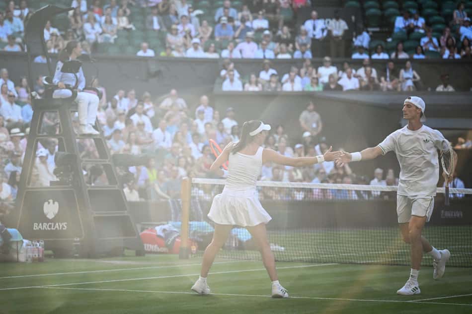 Salisbury e Luisa Stefani comemoram ponto na final de Wimbledon (Foto: Kirill KUDRYAVTSEV / AFP)