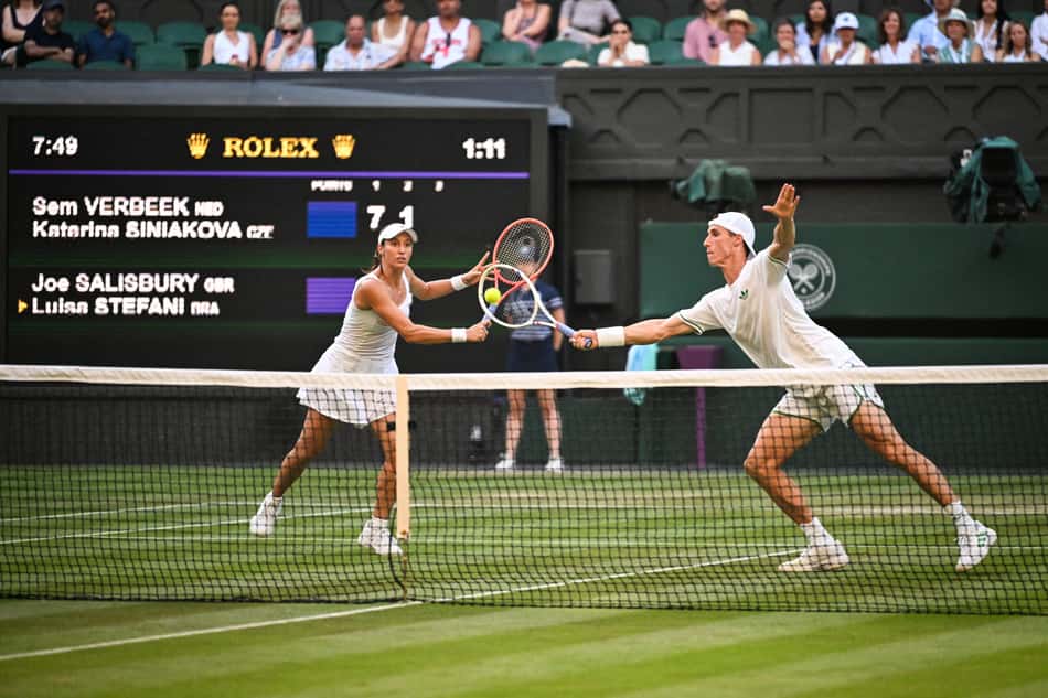 O britânico Joe Salisbury e Luisa Stefani na final de Wimbledon. (Foto: Kirill KUDRYAVTSEV / AFP)