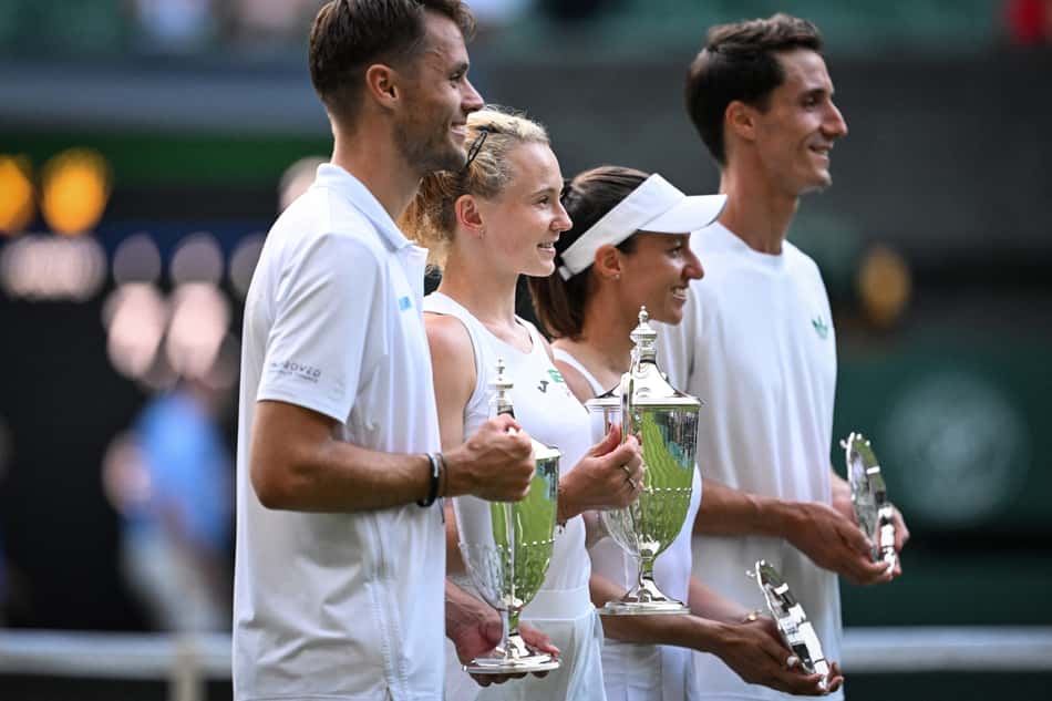 O holandês Sem Verbeek , a tcheca Katerina Siniakova , Luisa Stefani e o britânico Joe Salisbury na premiação (Foto: Kirill KUDRYAVTSEV / AFP)