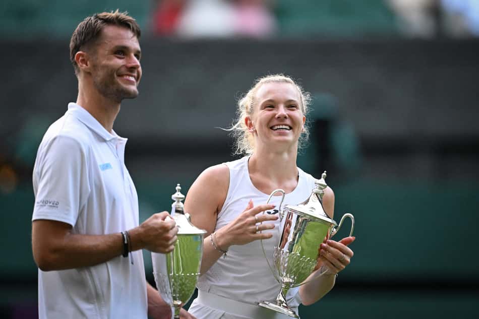 O sorriso do holandês Sem Verbeek e da tcheca Katerina Siniakova com os troféus de Wimbledon (Foto: Kirill KUDRYAVTSEV / AFP)