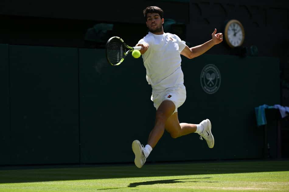 O bicampeão Carlos Alcaraz tenta o sexto título de Grand Slam (Foto: Glyn KIRK / AFP)