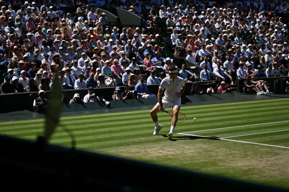 Taylor Fritz tenta uma tweener (jogada de costas, entre as pernas) contra Carlos Alcaraz (FOto: Kirill KUDRYAVTSEV / AFP)