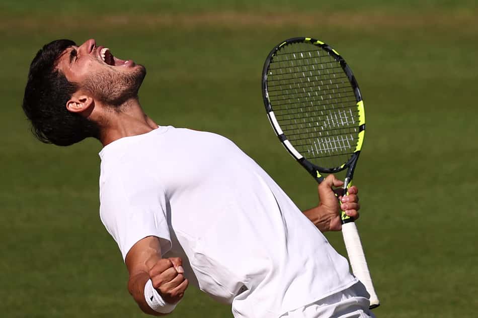 A emoção de Carlos Alcaraz com a vaga à terceira final de Wimbledon (Foto: HENRY NICHOLLS / AFP)