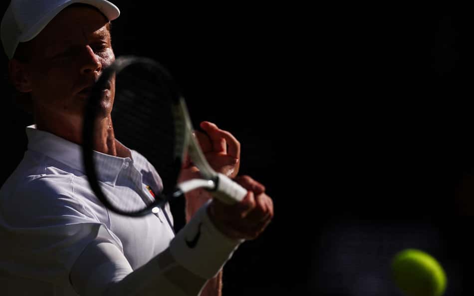 Sinner derrota Djokovic e desafia Alcaraz na final de Wimbledon