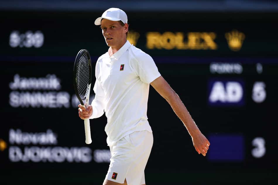 O italiano Jannik Sinner venceu por 6 a 3 o primeiro set contra o sérvio Novak Djokovic (Foto: HENRY NICHOLLS / AFP)