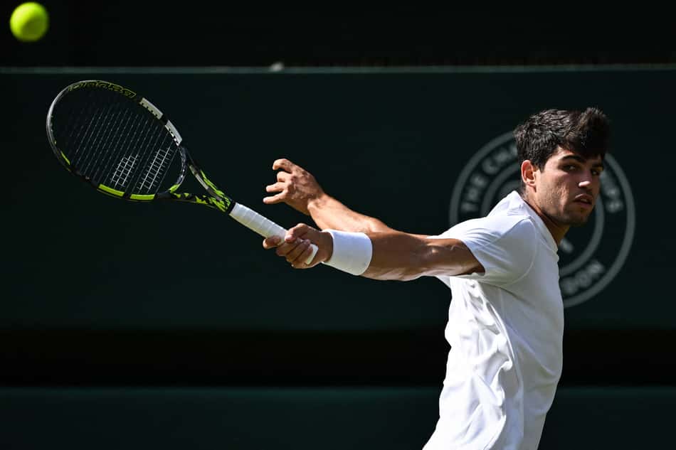 Alcaraz busca o terceiro título seguido em Wimbledon (Foto: Kirill KUDRYAVTSEV / AFP)