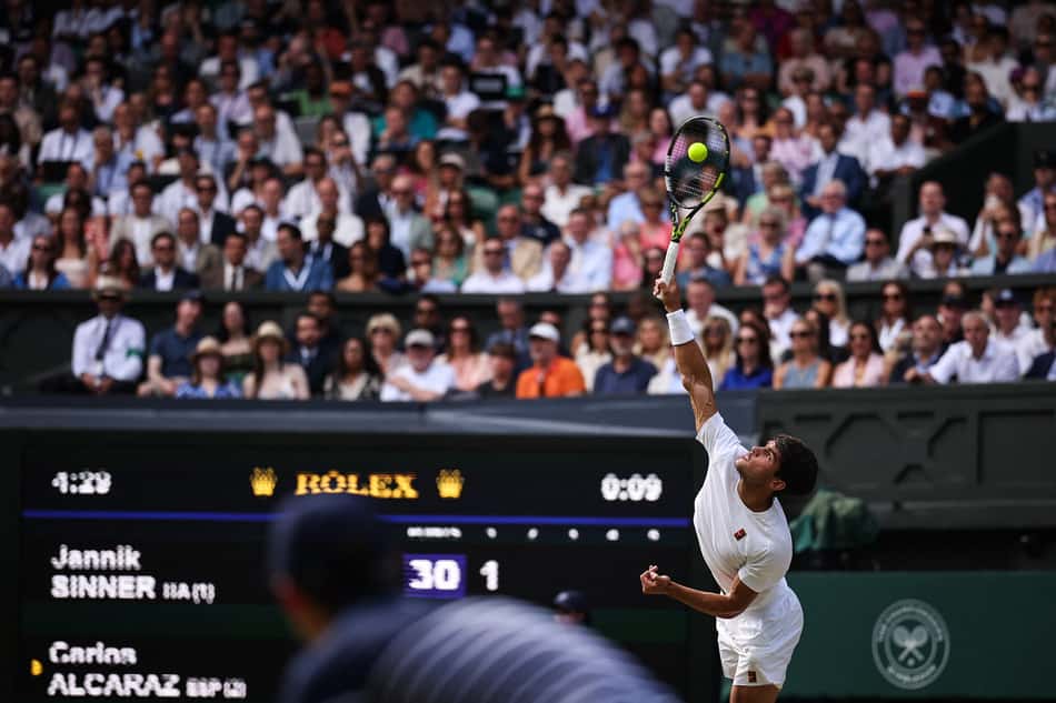 Alcaraz vem de 20 vitórias seguidas em Wimbledon (Foto: HENRY NICHOLLS / AFP