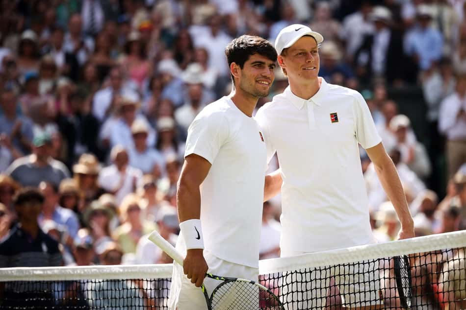 O espanhol Carlos Alcaraz e o italiano Jannik Sinner posam antes do início da final de Wimbledon (Foto: HENRY NICHOLLS / AFP)