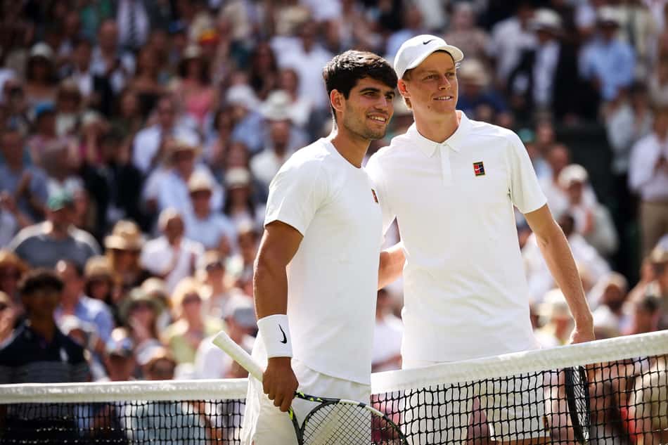 O espanhol Carlos Alcaraz e o italiano Jannik Sinner posam antes do início da final de Wimbledon (Foto: HENRY NICHOLLS / AFP)