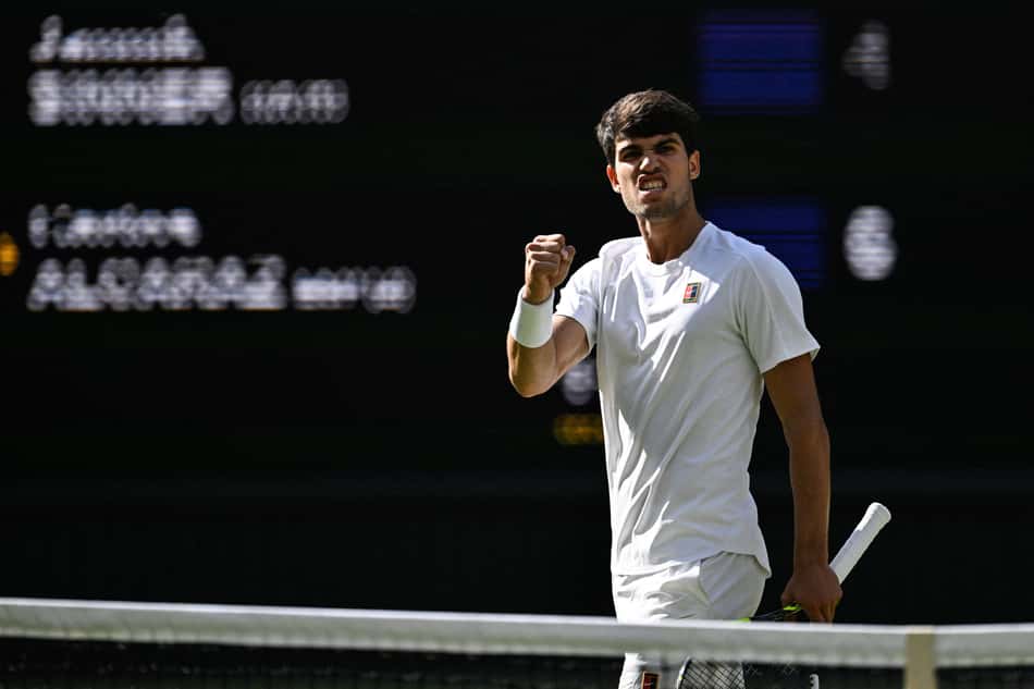 Alcaraz venceu o primeiro set por 6/4 (Foto: Kirill KUDRYAVTSEV / AFP)