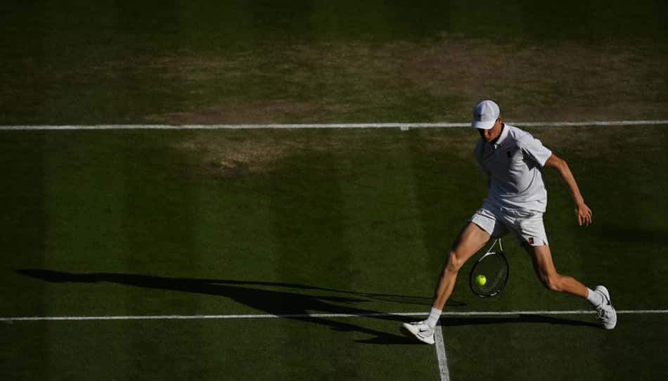 Sinner devolve a bola entre as pernas na final contra Alcaraz (Foto: Glyn KIRK / AFP)