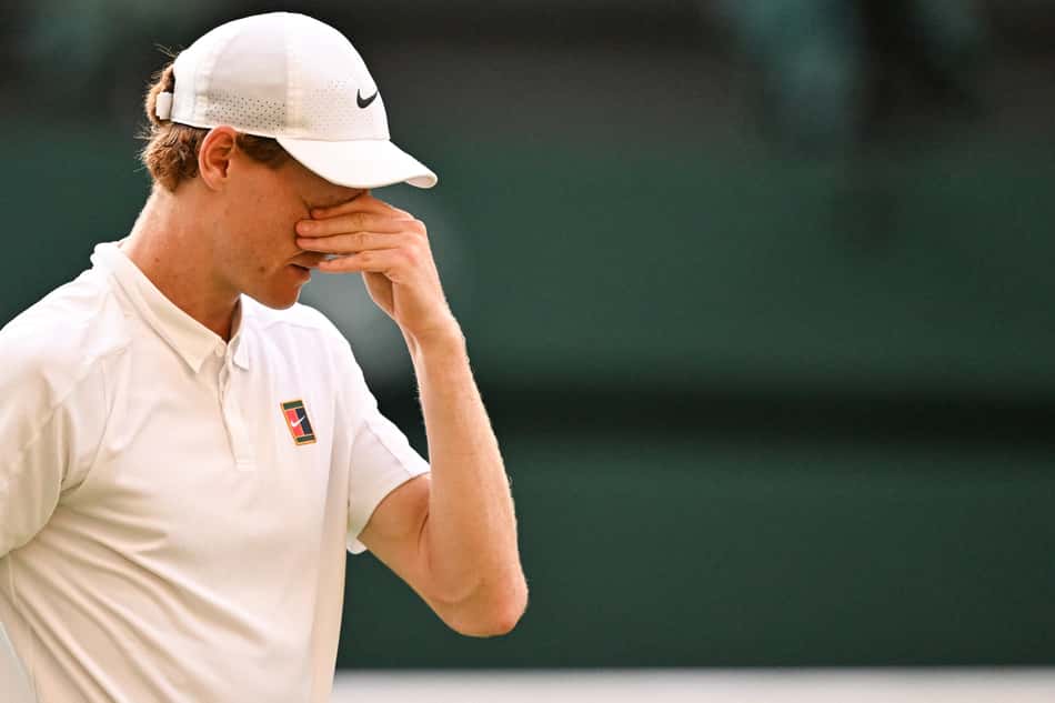 A emoção de Jannik Sinner com o título inédito de Wimbledon (Foto: Kirill KUDRYAVTSEV / AFP)