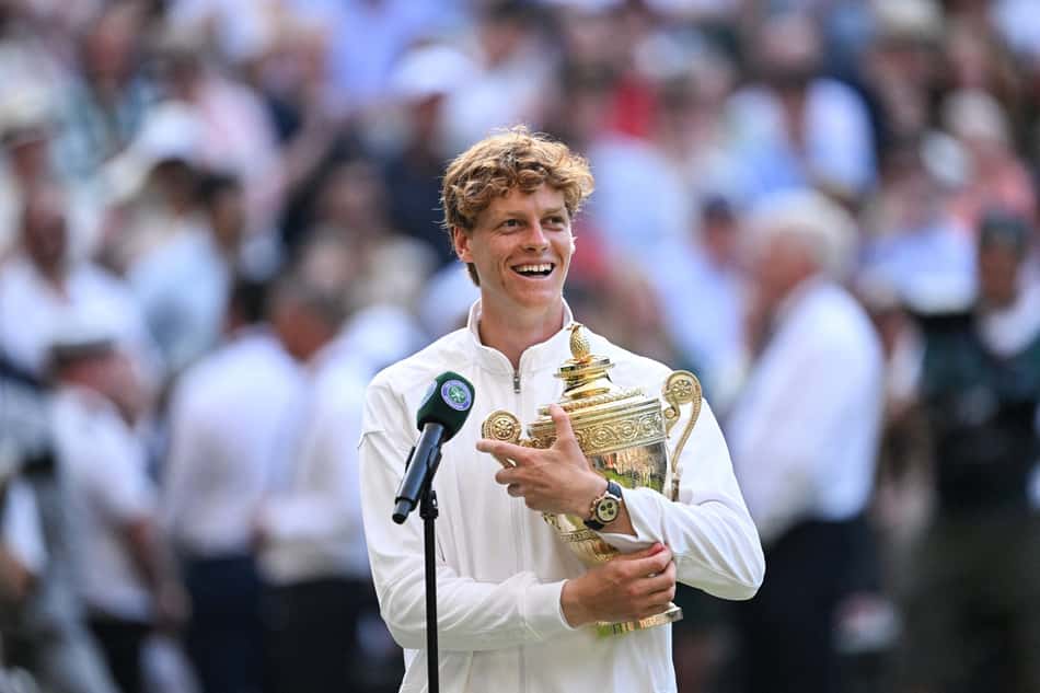 O campeão Sinner sorri na premiação de Wimbledon (Foto: Kirill KUDRYAVTSEV / AFP)
