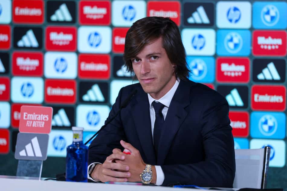 Reforço do Real Madrid, Álvaro Carreras foi contratado junto ao Benfica por 50 milhões de euros (Foto: Pierre-Philippe MARCOU / AFP)