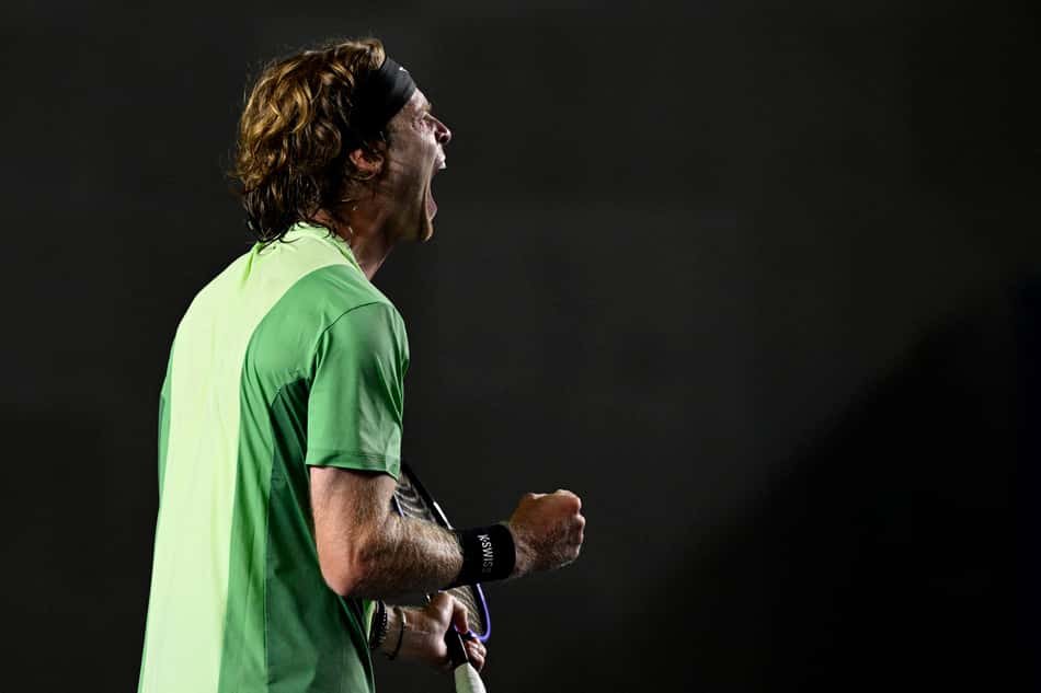 Principal favorito, o russo Andrey Rublev celebra a vitória dramática sobre o americano Emilio Nava no ATP de Los Cabos, no México ( Alfredo ESTRELLA / AFP)