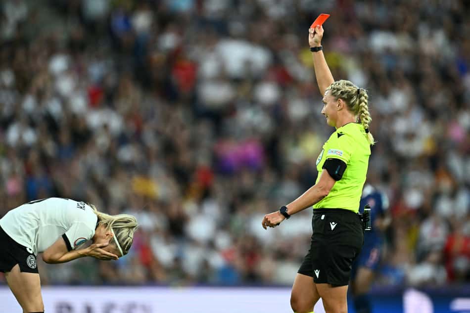 Kathrin Hendrich recebe cartão vermelho em França x Alemanha (Foto: Fabrice COFFRINI / AFP)