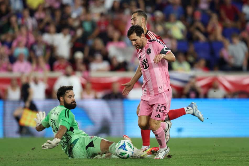 Lionel Messi driblando o goleiro para marcar contra o New York Red Bulls, na MLS (Foto: Ira L. Black / GETTY IMAGES NORTH AMERICA / Getty Images via AFP)